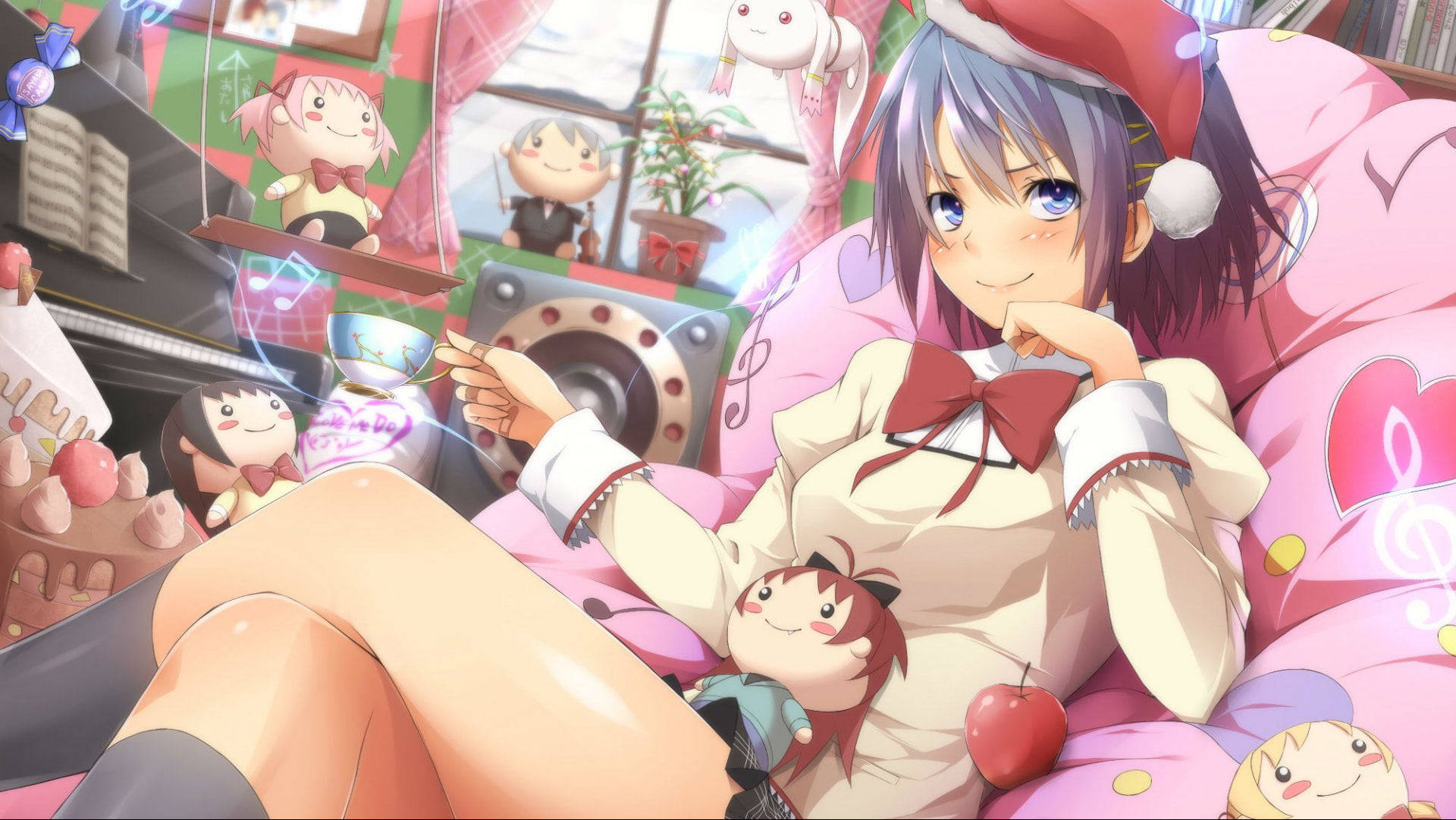Sexy Anime 桌布 壁紙 — 一個戴著聖誕帽的開朗動漫女孩躺在粉紅色沙發上，周圍是可愛的絨毛玩具和節日裝飾。