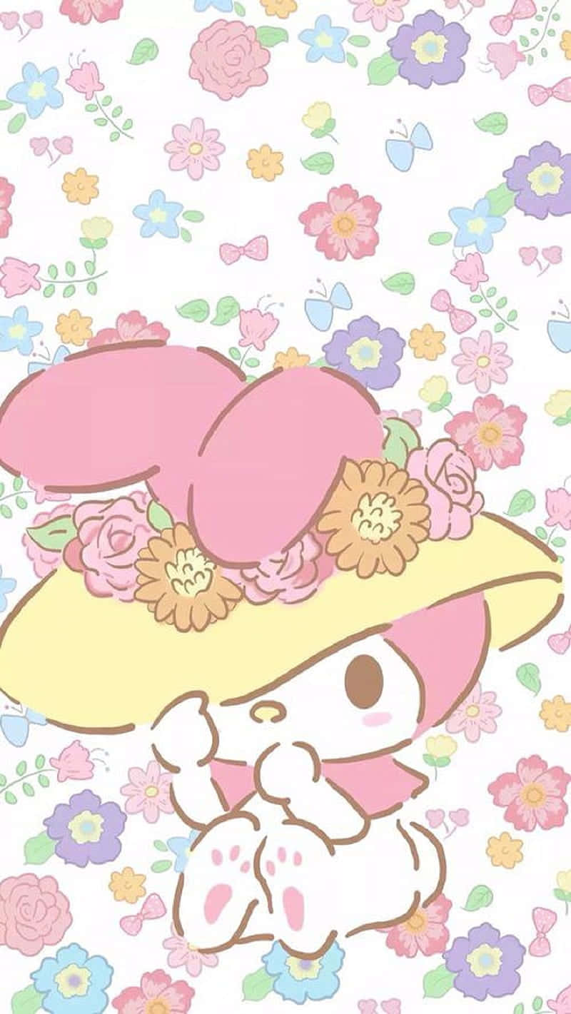 Cute My Melody 桌布 壁紙 — 一個戴著花帽的可愛卡通角色坐在柔和色調的花卉圖案背景中。