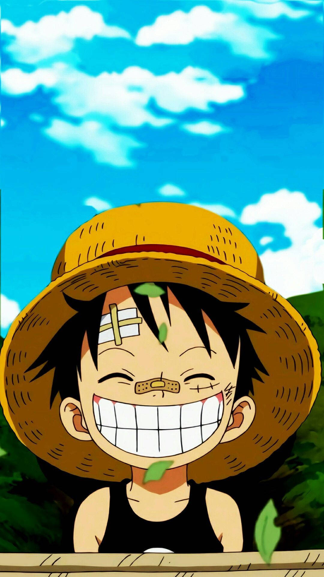 One Piece Phone 桌布 壁紙 — 一個戴著草帽和繃帶的開朗動畫男孩，在藍天白雲下咧嘴大笑。