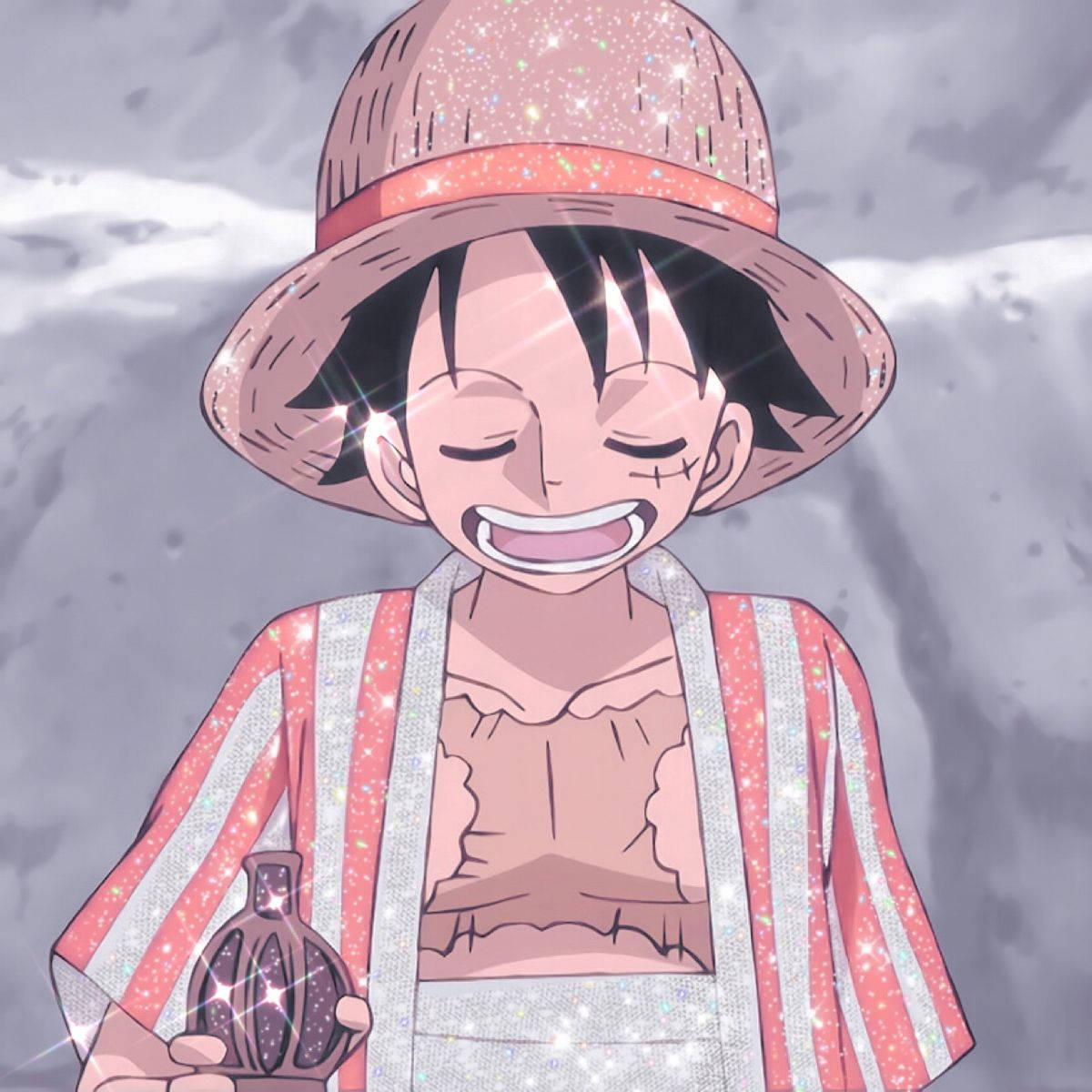 Luffy 桌布 壁紙 — 一個戴著草帽的快樂動畫男孩，在雪景背景下拿著閃閃發光的瓶子，開懷大笑。