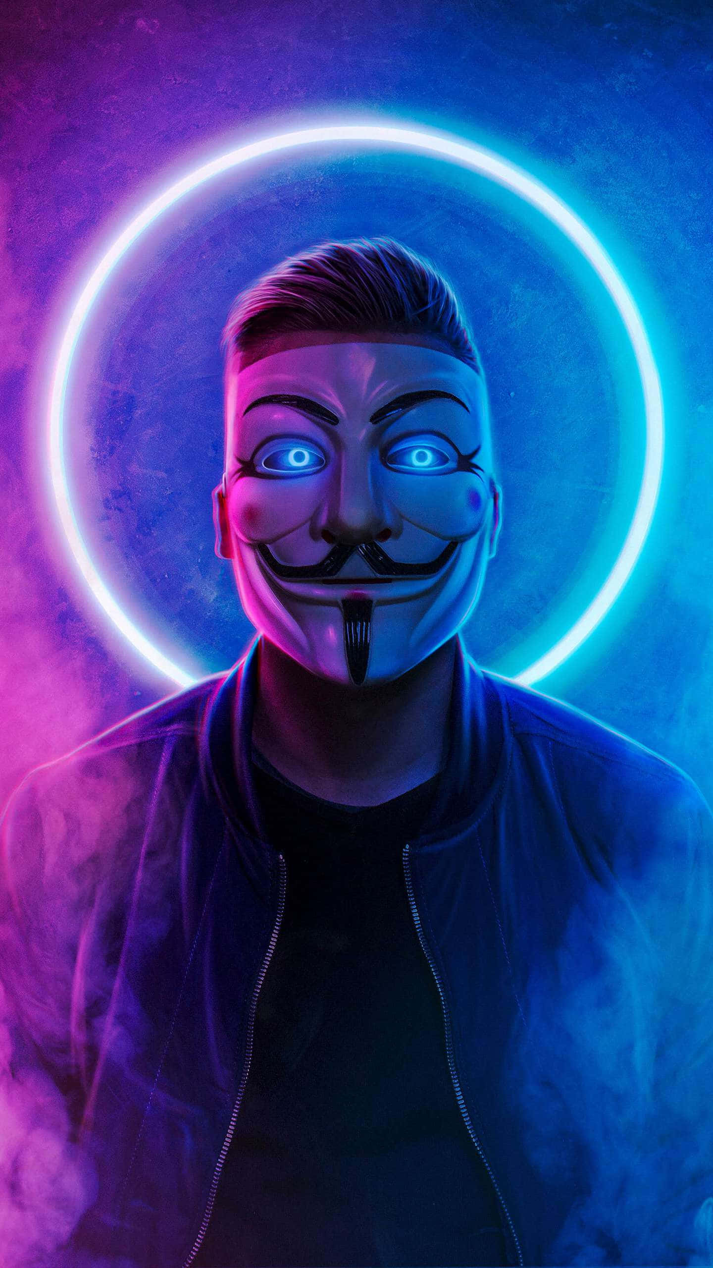 Anonymous iPhone 桌布 壁紙 — 一個戴著蓋伊·福克斯面具、眼睛發出藍光的人，站在霓虹光環前，背景是煙霧瀰漫的紫色和藍色。