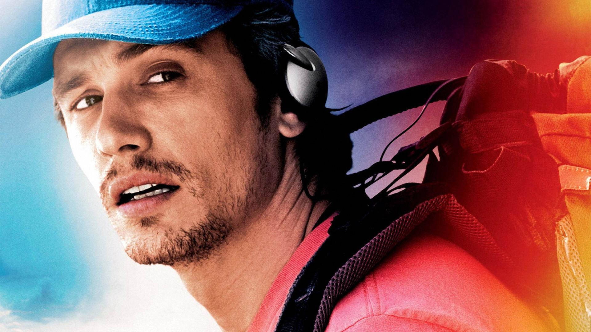 Celebrity 桌布 壁紙 — 一個戴著藍色帽子和耳機的男人，凝視著充滿活力的漸變天空。