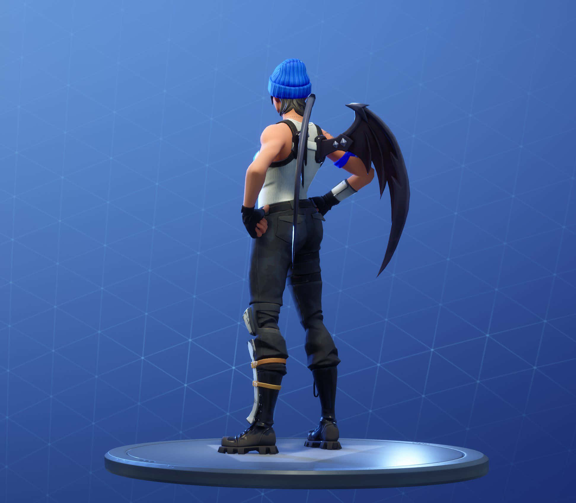 桌布 壁紙 — 一個戴著藍色毛帽和黑色翅膀的Fortnite角色自信地站在發光平台上，背景是藍色網格。