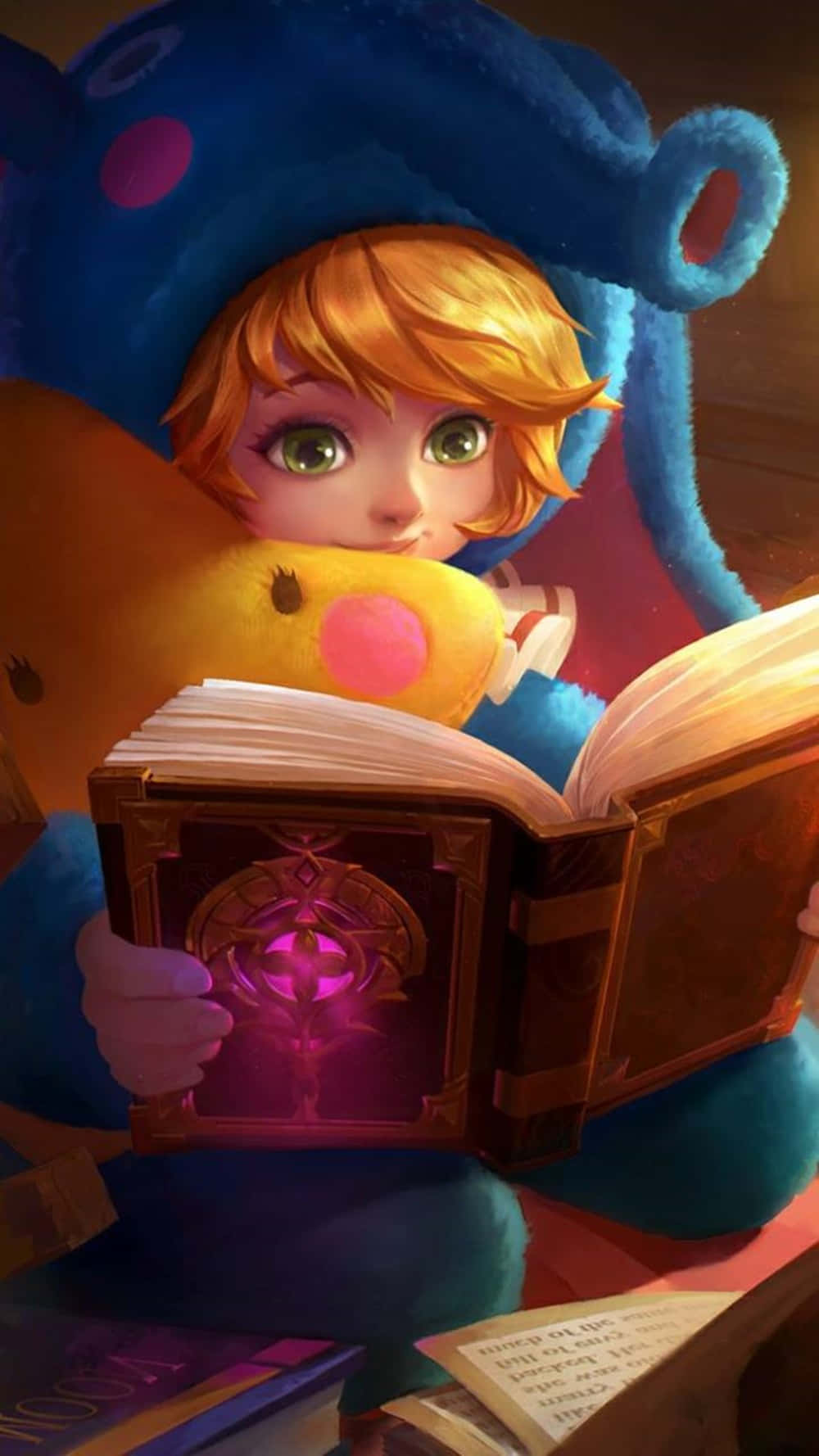 Mobile Legends 動態圖 桌布 壁紙 — 一個戴著藍色熊帽的小女孩一邊抱著黃色絨毛玩具，一邊讀著發光的魔法書。