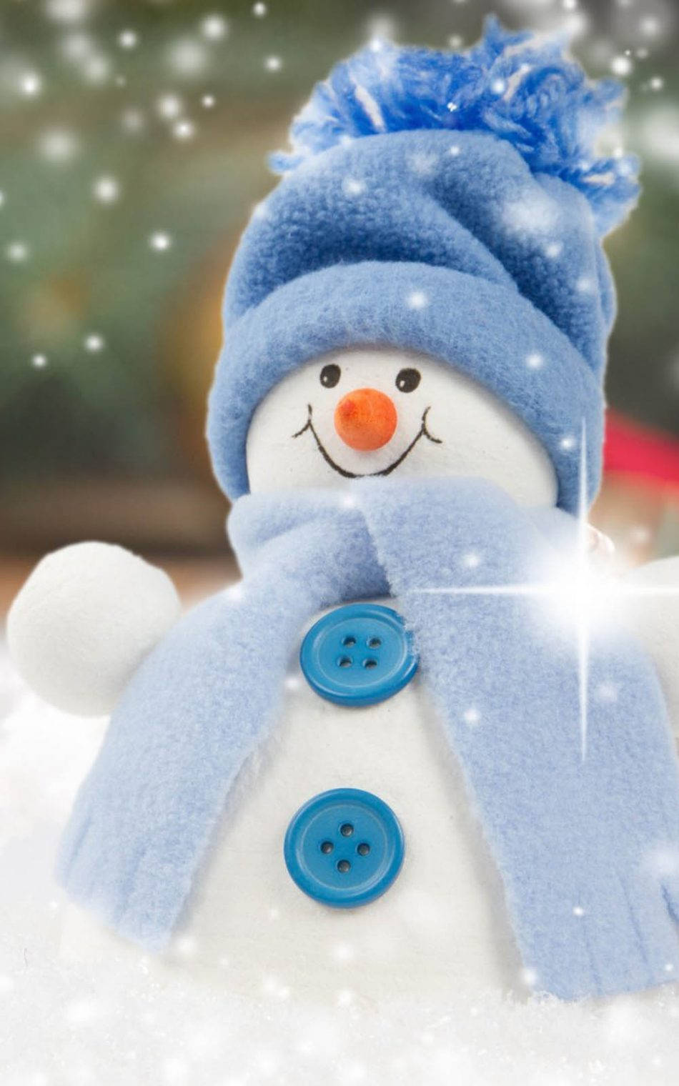 Cute Snowman 桌布 壁紙 — 一個戴著藍色針織帽和圍巾、配有亮藍色鈕扣的開心雪人公仔，在雪景背景下溫暖地微笑。