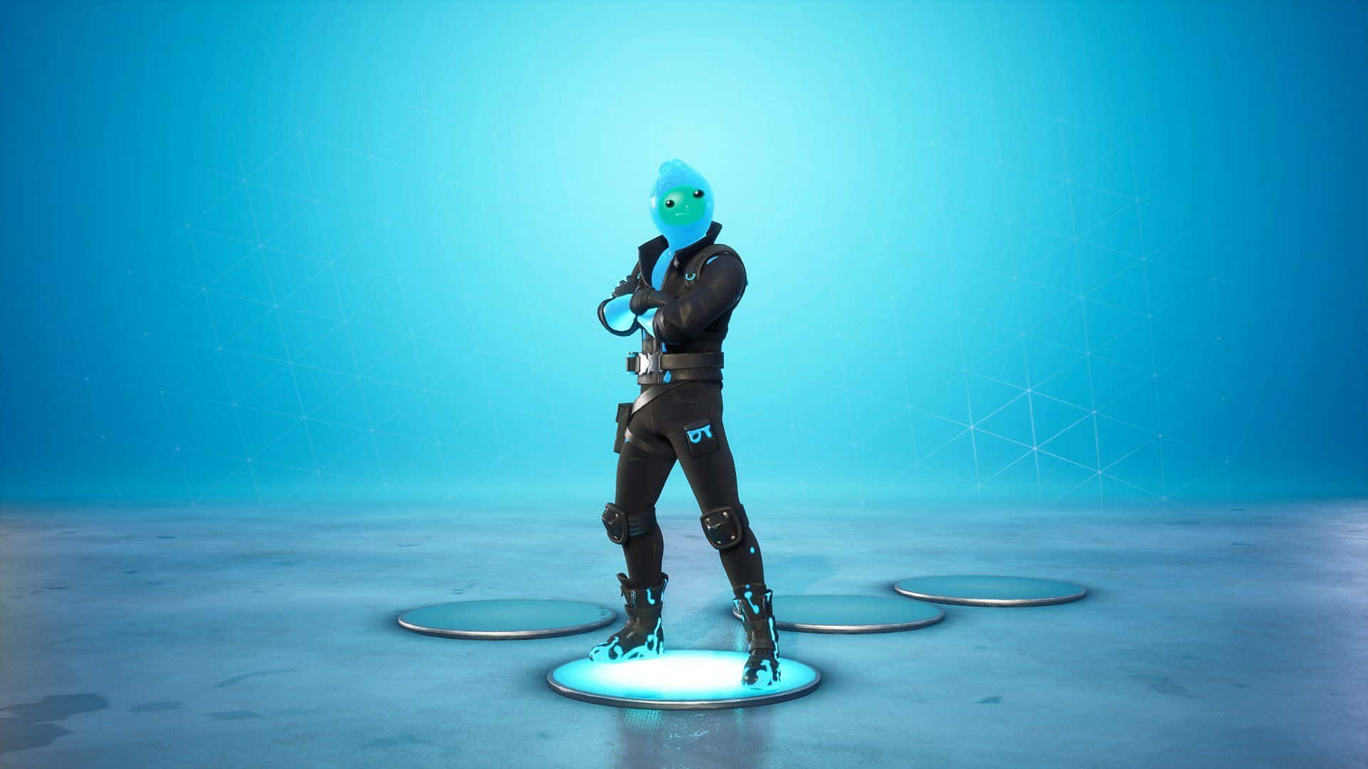 Fortnite 桌布 壁紙 — 一個戴著藍色面具的Fortnite角色自信地站在一個發光的平台上，身處一個帶有青色燈光的極簡數位工作室。