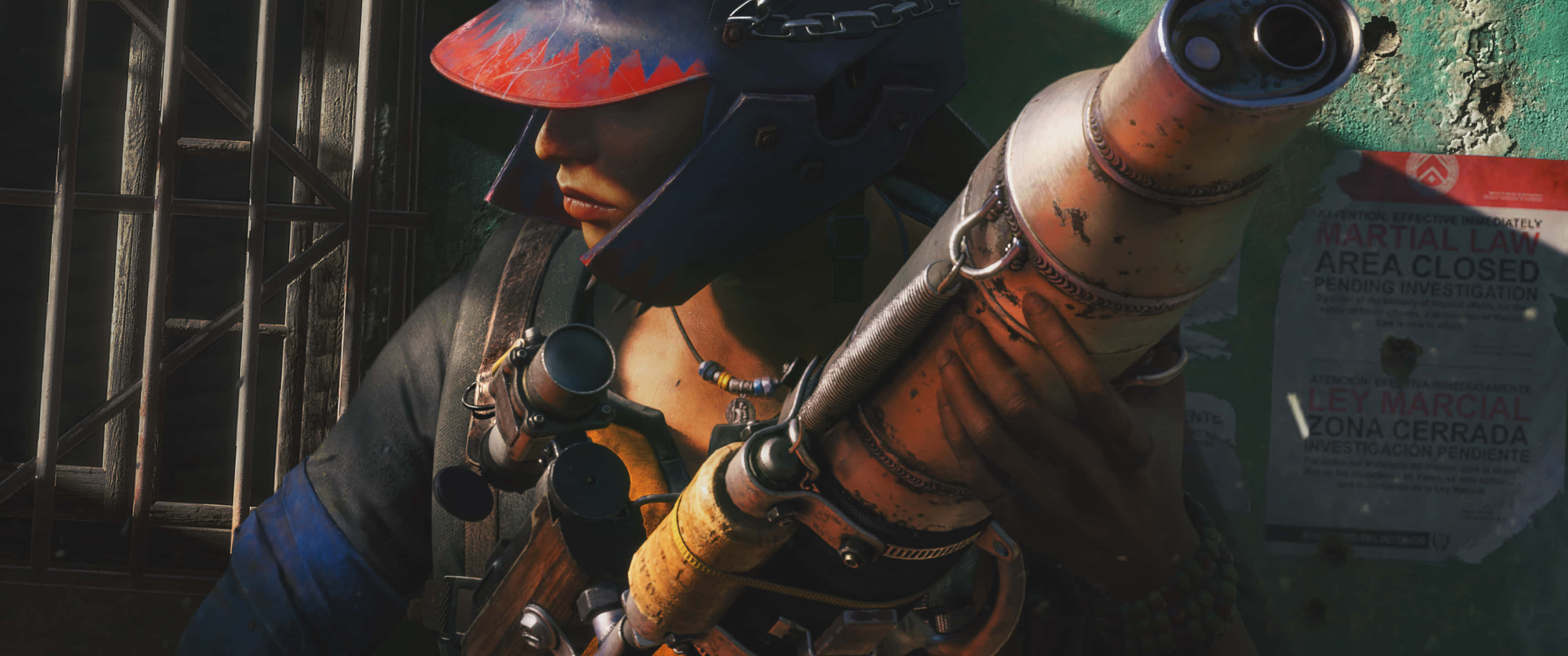 3440x1440p Far Cry New Dawn 桌布 壁紙 — 一個戴著藍色頭盔、帶有紅色火焰的粗獷角色，在'戒嚴令'海報旁握著一把生鏽的管狀武器。