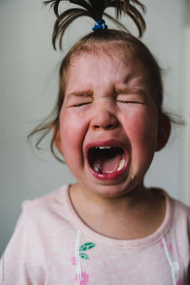 cry 桌布 壁紙 — 一個戴著藍色髮圈的幼兒哭得很厲害，眼淚流了滿臉的特寫。
