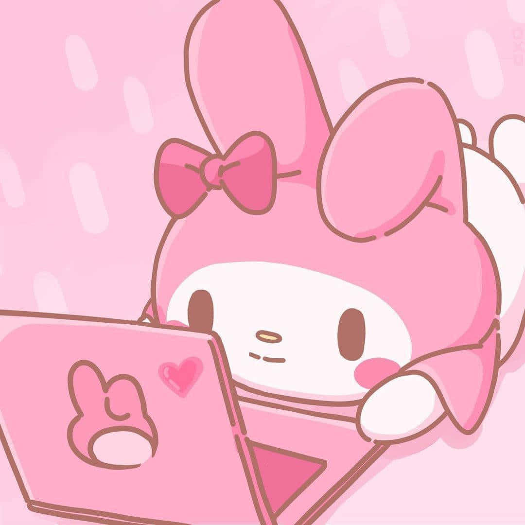 sanrio 桌布 壁紙 — 一個戴著蝴蝶結的可愛粉紅色兔子角色，在帶有白色圓點的柔和粉紅色背景前使用粉紅色筆記型電腦。