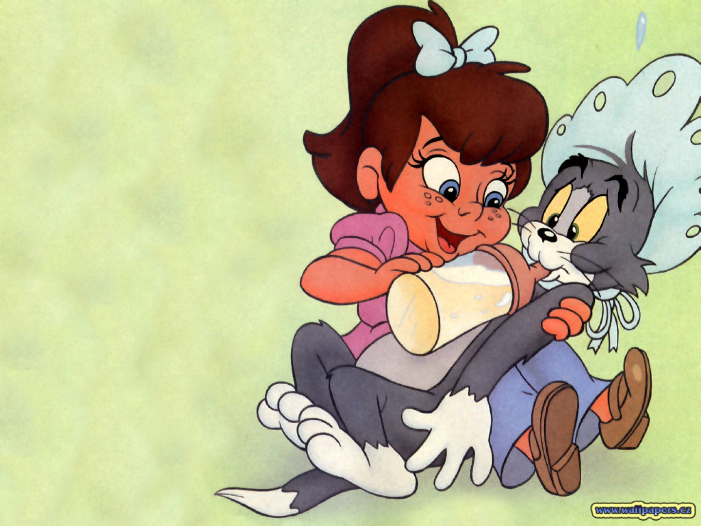 tom and jerry iPhone 桌布 壁紙 — 一個戴著蝴蝶結的開朗卡通女孩正在給戴著廚師帽的驚訝湯姆貓餵牛奶。