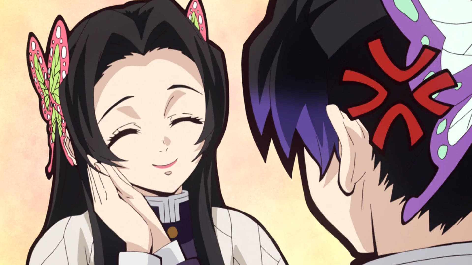 kanae kocho 桌布 壁紙 — 一個戴著蝴蝶髮夾的開朗動畫女孩溫暖地微笑，而一個戴著面具、紫色頭髮的人物在旁觀看。