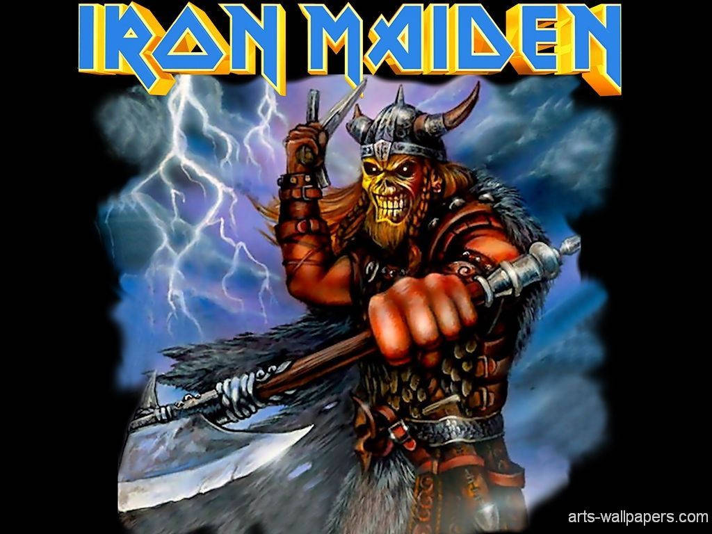 Iron Maiden 桌布 壁紙 — 一個戴著角盔的兇猛骷髏戰士，在閃電交加的暴風雨中揮舞戰斧。