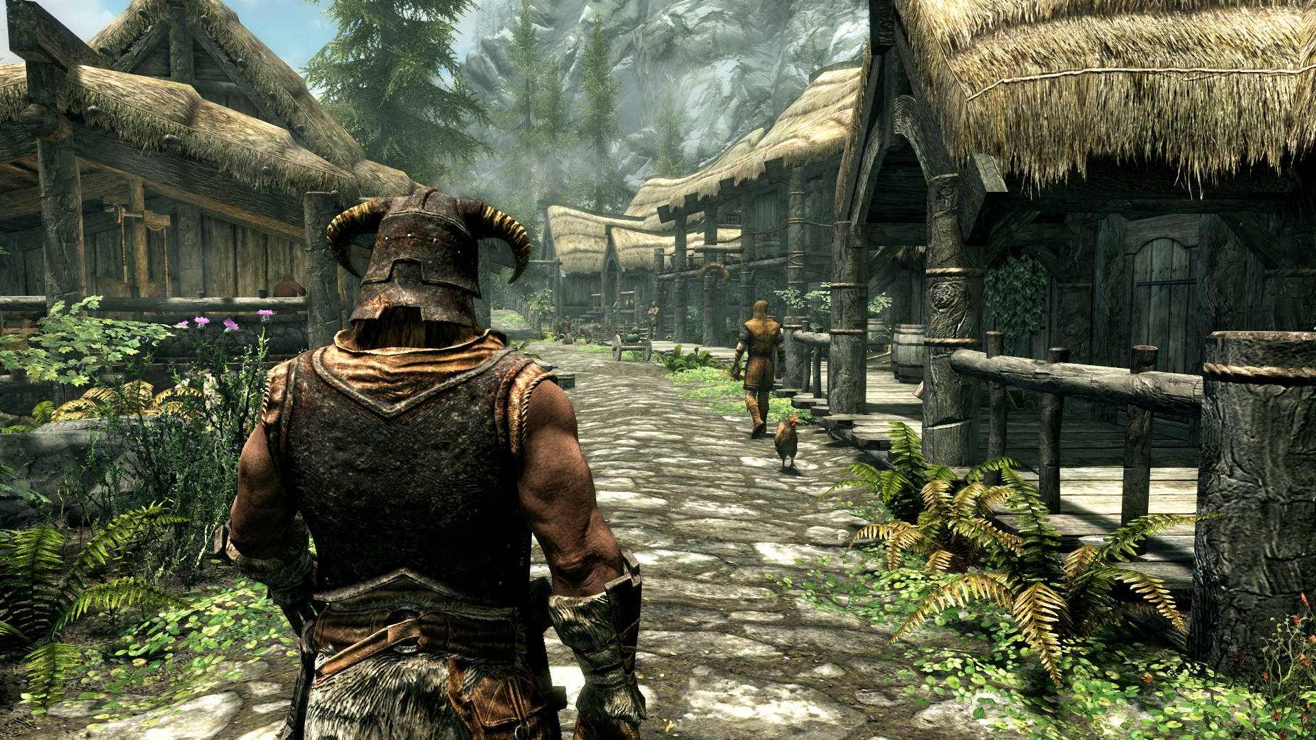 Skyrim Phone 桌布 壁紙 — 一個戴著角盔的裝甲戰士沿著長滿青苔的石徑走過一個有茅草屋頂木屋和蕨類植物的鄉村村莊。
