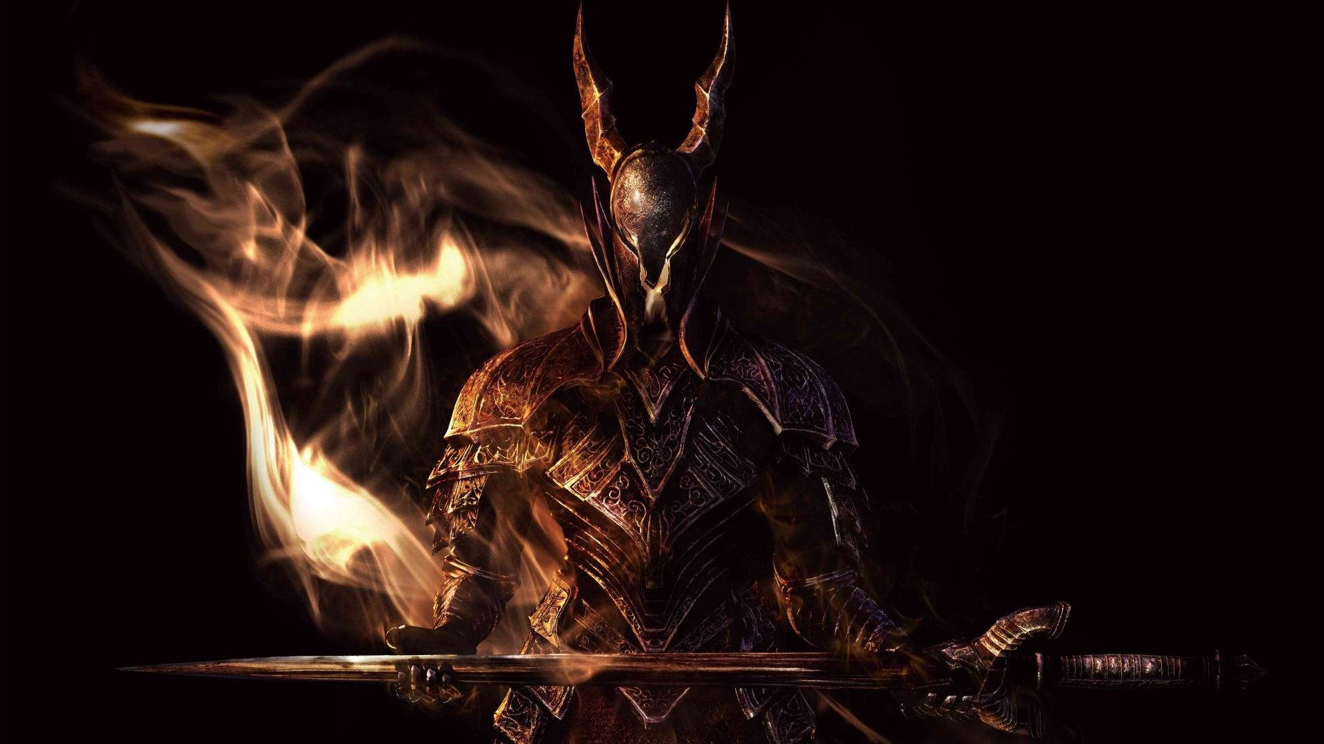 dark souls 4K 桌布 壁紙 — 一個戴著角盔的黑暗盔甲騎士，在黑色背景中，手持劍，周圍有火焰般的煙霧旋轉。