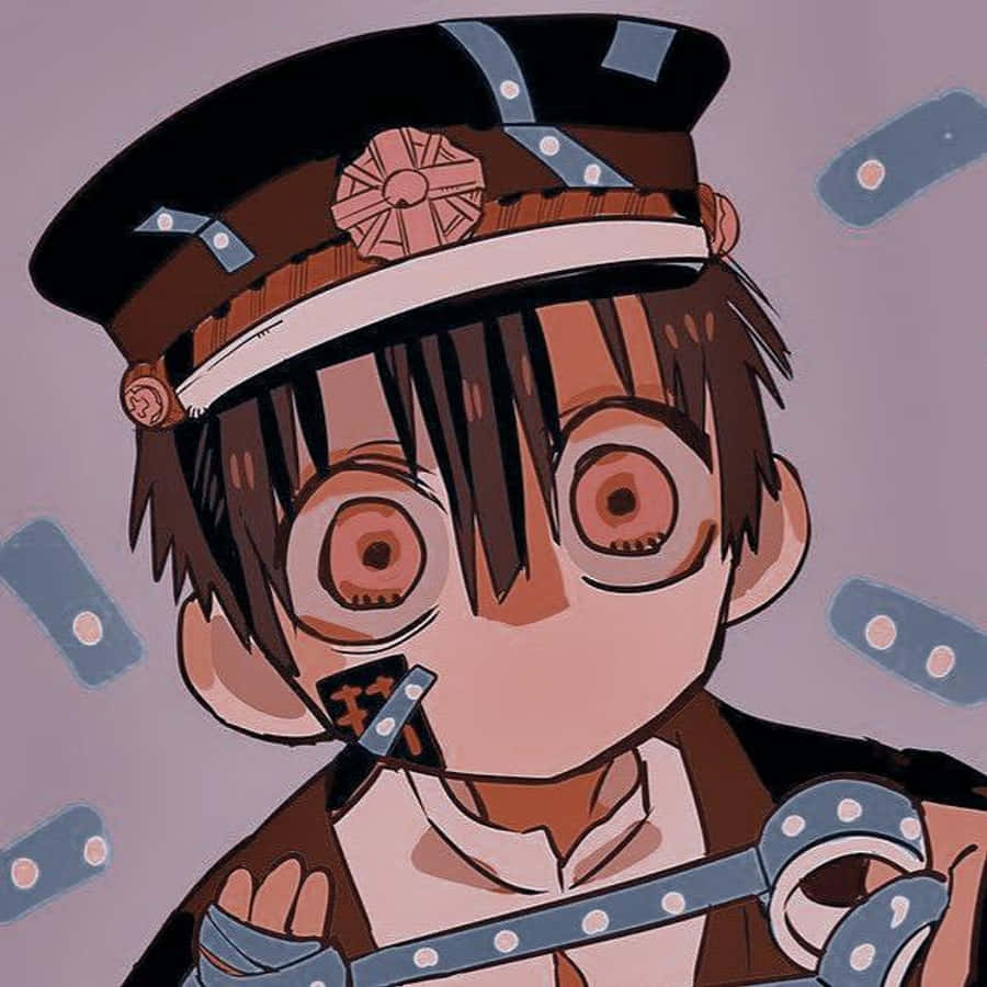 動漫男孩 桌布 壁紙 — 一個戴著警察帽、睜大眼睛、嘴上貼著膠帶的卡通男孩，周圍漂浮著藍色膠帶條。