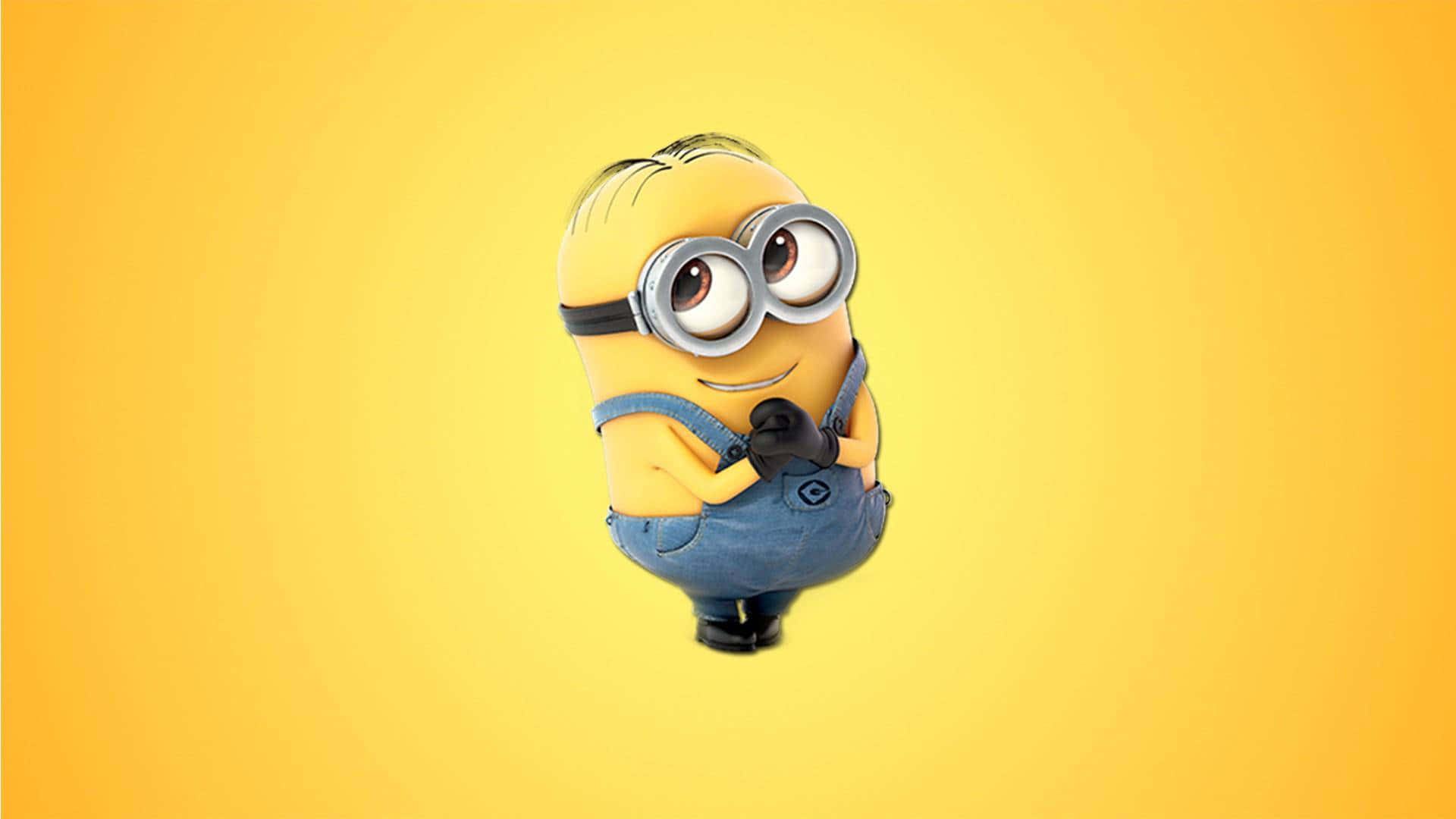 小黃人 桌布 壁紙 — 一個戴著護目鏡和吊帶褲的開心黃色Minion站在明亮的黃色漸層背景前。