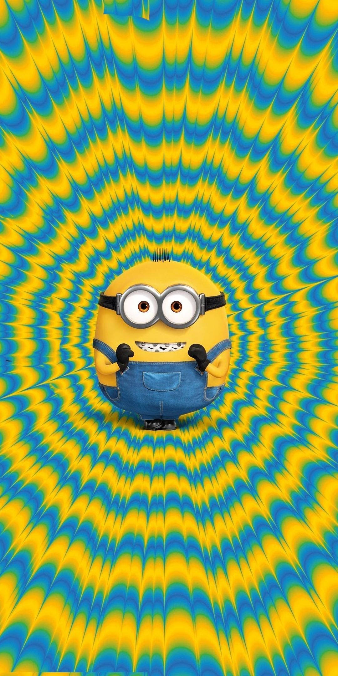 gru 桌布 壁紙 — 一個戴著護目鏡和吊帶褲的黃色Minion站在藍色和黃色波浪的催眠螺旋中心。