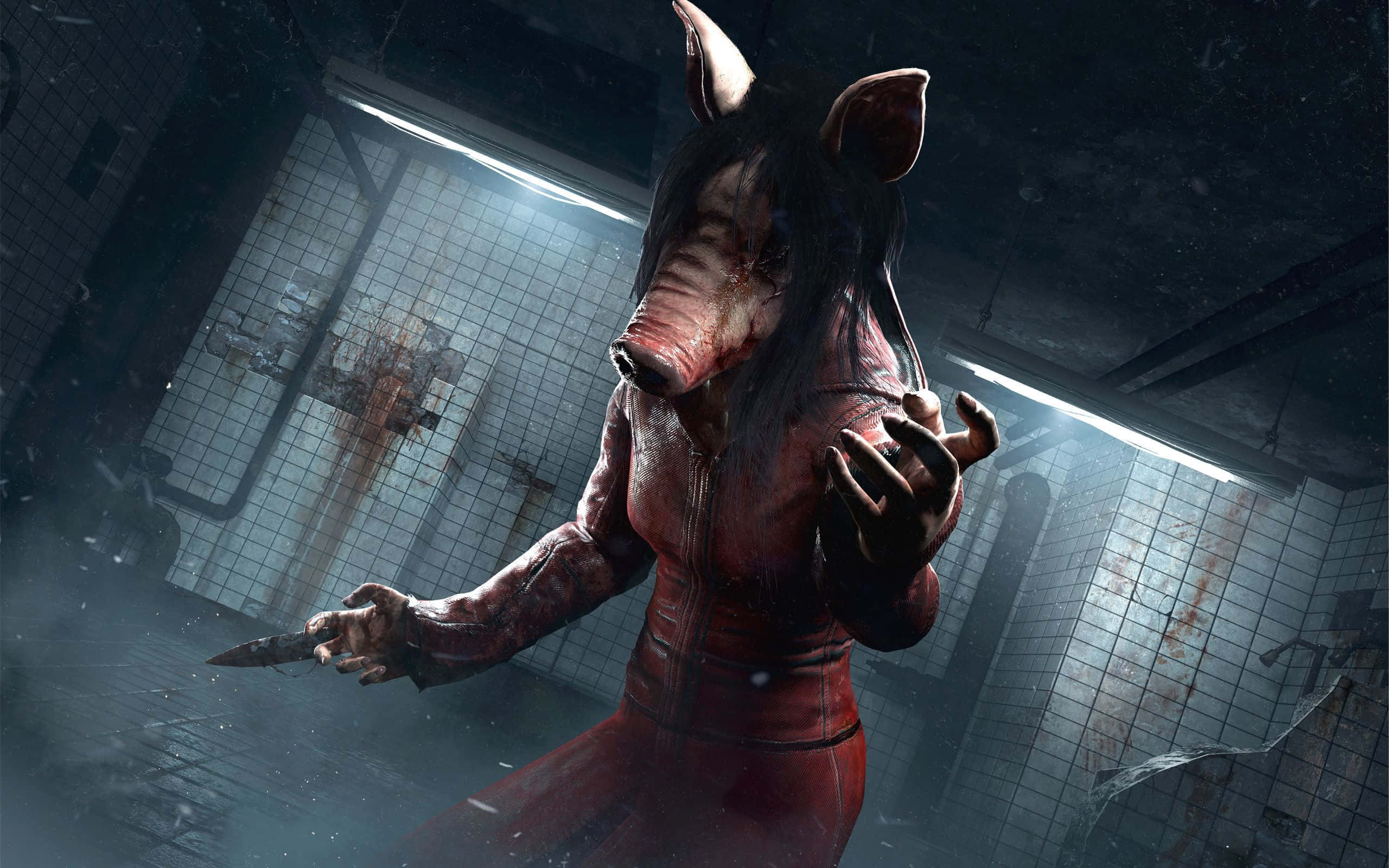 Dead By Daylight Killers 桌布 壁紙 — 一個戴著豬面具的人物，身穿沾滿血跡的紅色連身衣，在骯髒的瓷磚房間裡，在刺眼的螢光燈下拿著一把刀。