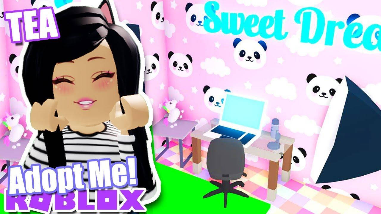 Me 桌布 壁紙 — 一個戴著貓耳的可愛Roblox角色在粉紅色熊貓主題房間裡微笑，房間裡有筆記型電腦和'Sweet Dreams'牆壁藝術。