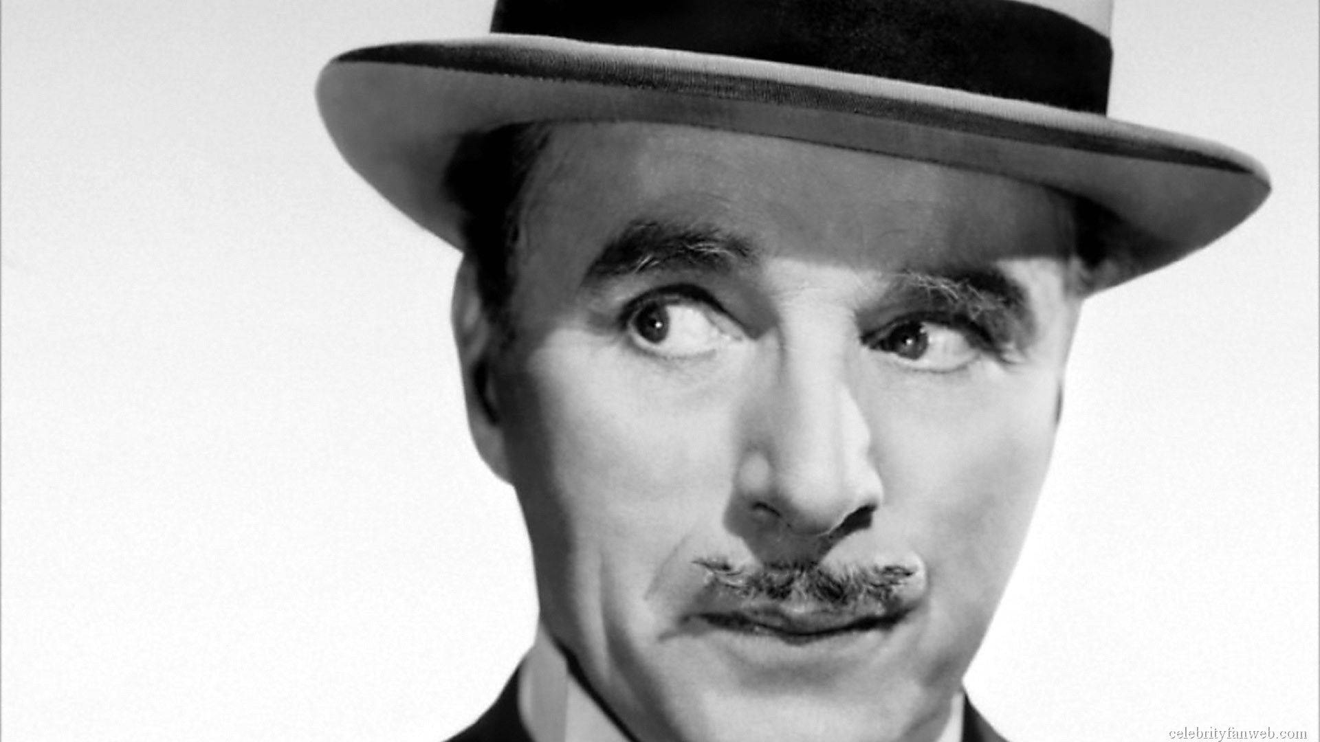 Chaplin 桌布 壁紙 — 一個戴著費多拉帽的男人黑白特寫，表情驚訝，留著鬍子。