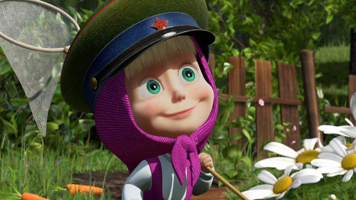 警察 桌布 壁紙 — 一個戴著軍帽和紫色圍巾的開心動畫女孩，在陽光明媚的花園裡微笑著拿著蝴蝶網。