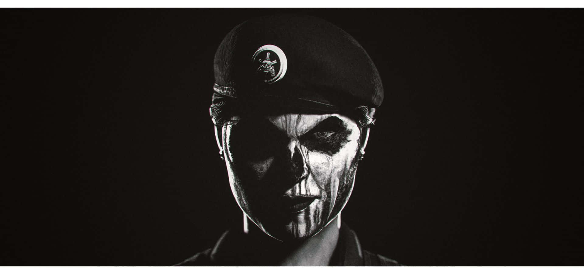 Rainbow Six Siege Caveira 桌布 壁紙 — 一個戴著軍帽的人物的鮮明黑白肖像，戲劇性的燈光突出了像骷髏一樣的臉。
