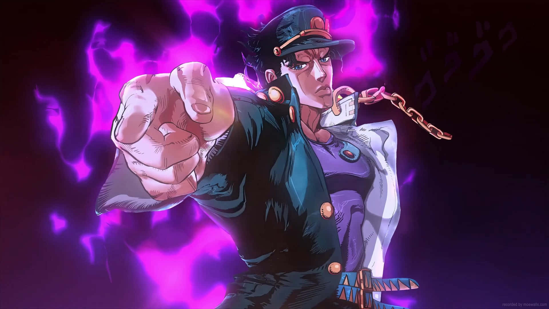 Jotaro 桌布 壁紙 — 一個戴著軍帽的堅定動漫角色向前指，身後有發光的紫色能量在劈啪作響。