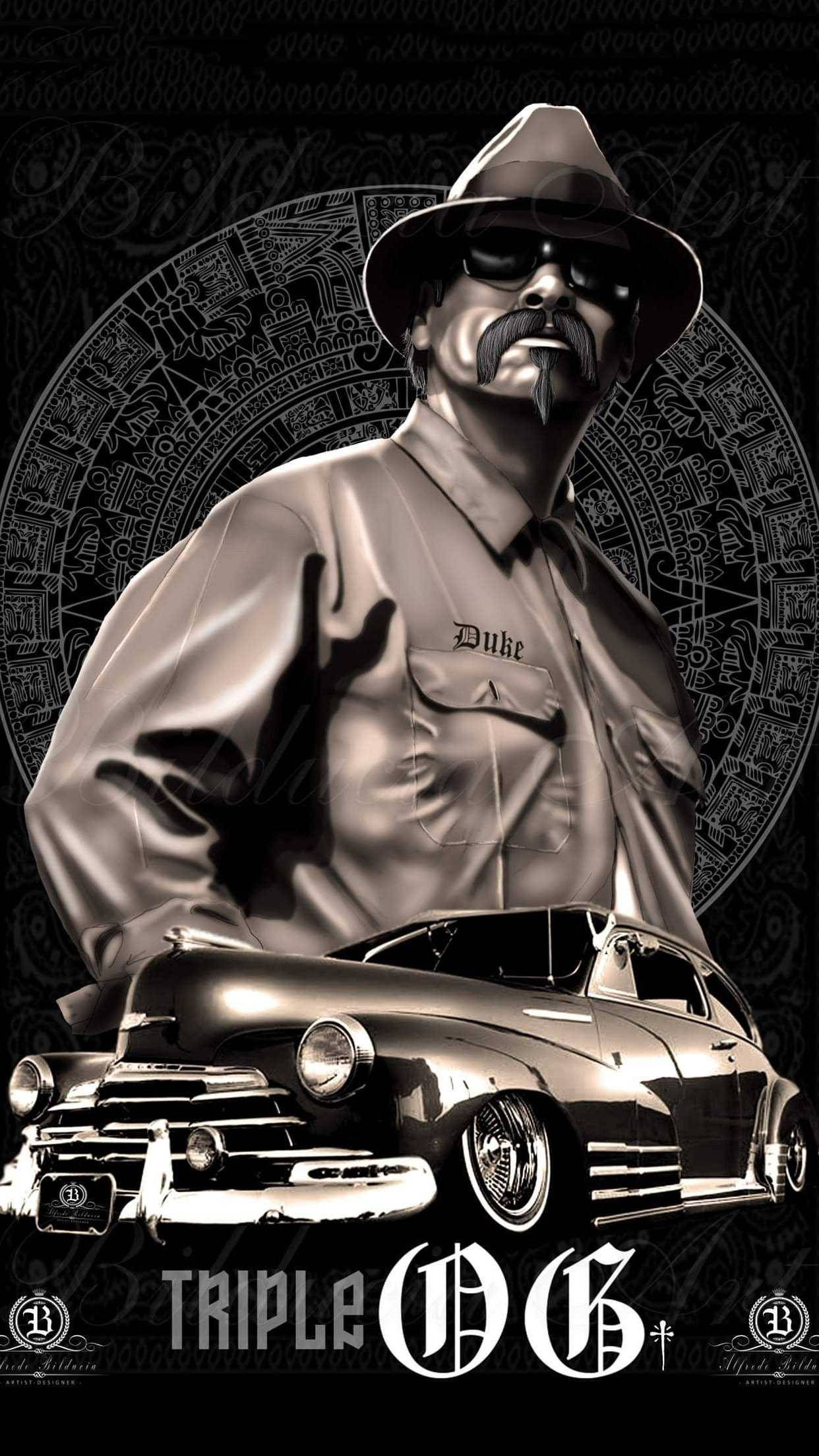 Chicano 桌布 壁紙 — 一個戴著軟呢帽和太陽眼鏡的時尚男子站在一輛經典汽車上方，背景是阿茲特克日曆。