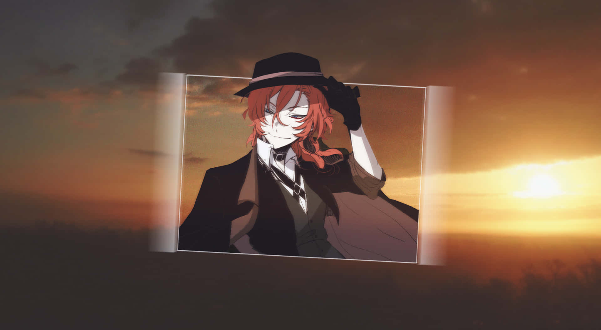 Chuya Nakahara 桌布 壁紙 — 一個戴著軟呢帽和西裝的紅髮男子的裱框動畫肖像，背景是溫暖的日落天空。