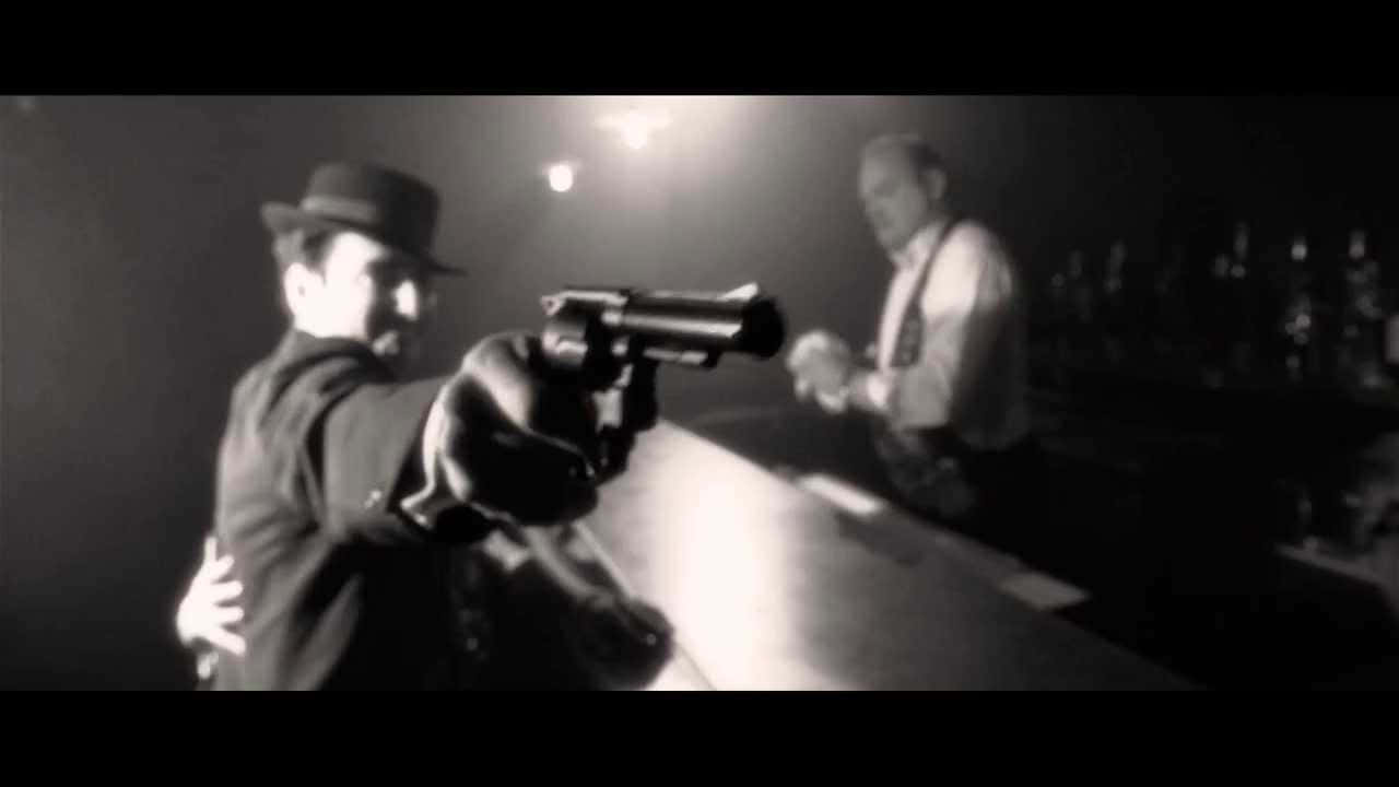 Film Noir 桌布 壁紙 — 一個戴著軟呢帽的男人在昏暗的酒吧裡，用左輪手槍指向酒保，呈現黑色電影風格的場景。