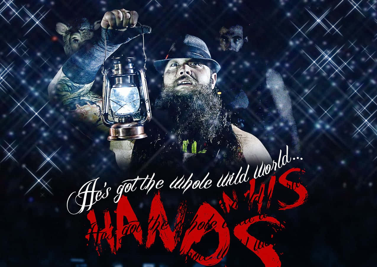 WWE 桌布 壁紙 — 一個戴著軟呢帽的鬍鬚男人，在繁星點點的黑暗背景中，手持發光燈籠，背景有鬼影和粗體紅色文字。