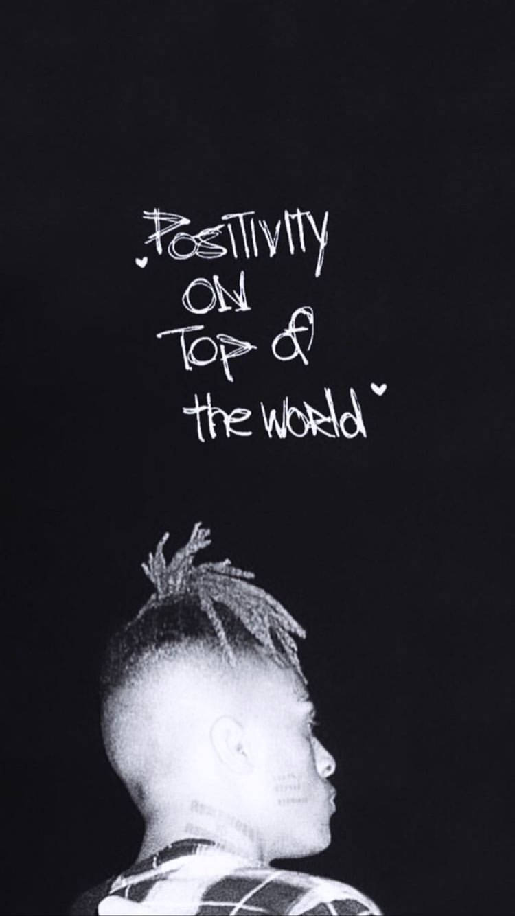 xxxtentacion 美學 桌布 壁紙 — 一個戴著辮子的人的黑色側面輪廓，抬頭看著手寫文字，上面寫著「世界之巔的積極」。