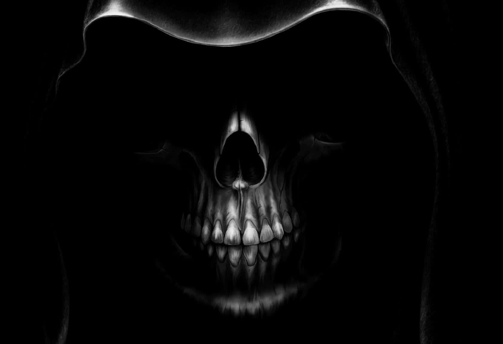 Black Skeleton 桌布 壁紙 — 一個戴著連帽斗篷、細節令人毛骨悚然的頭骨，在漆黑虛空中隱約發光。