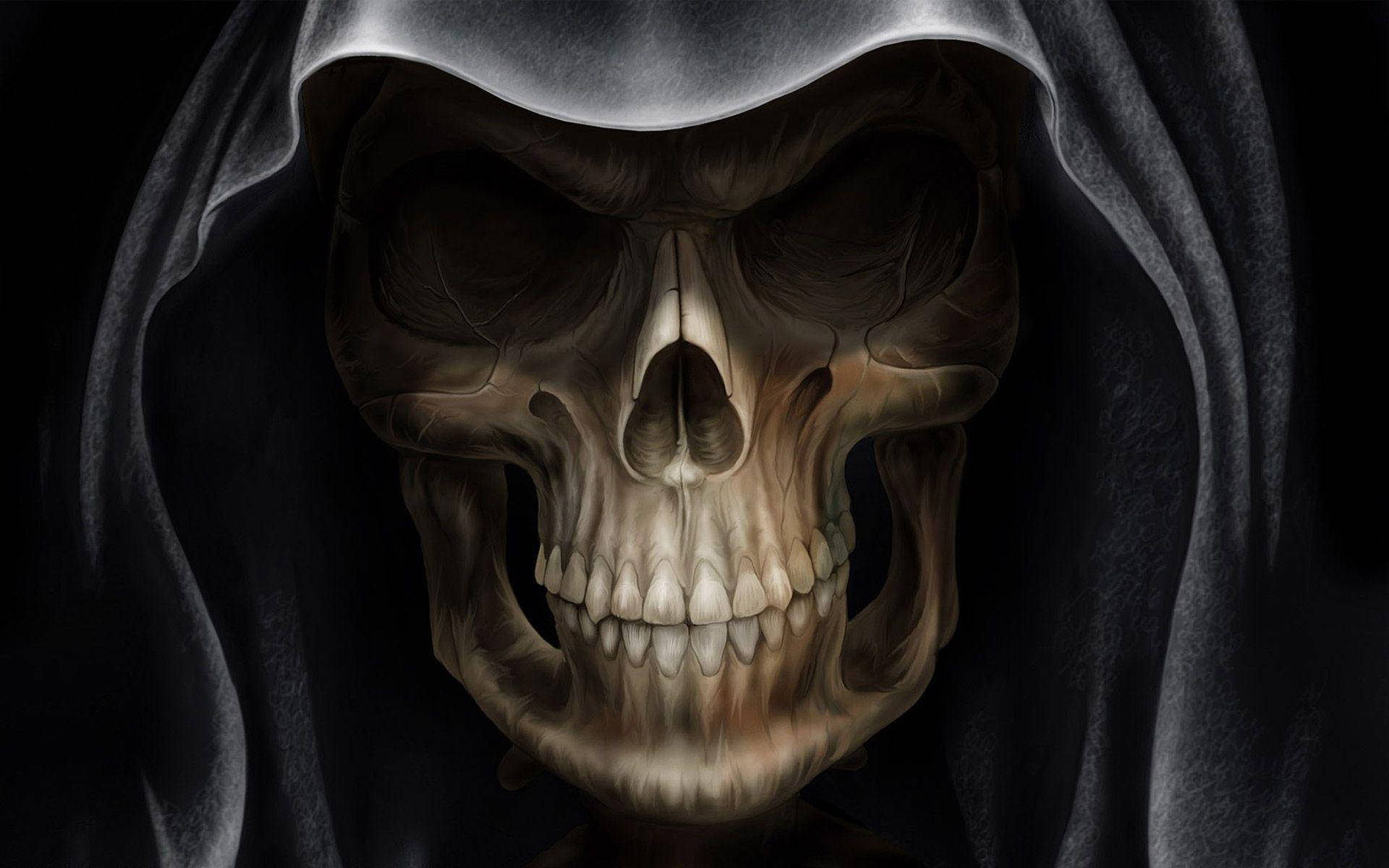 HD Skull 桌布 壁紙 — 一個戴著連帽斗篷的威脅性骷髏頭在黑暗陰影的環境中向前凝視。
