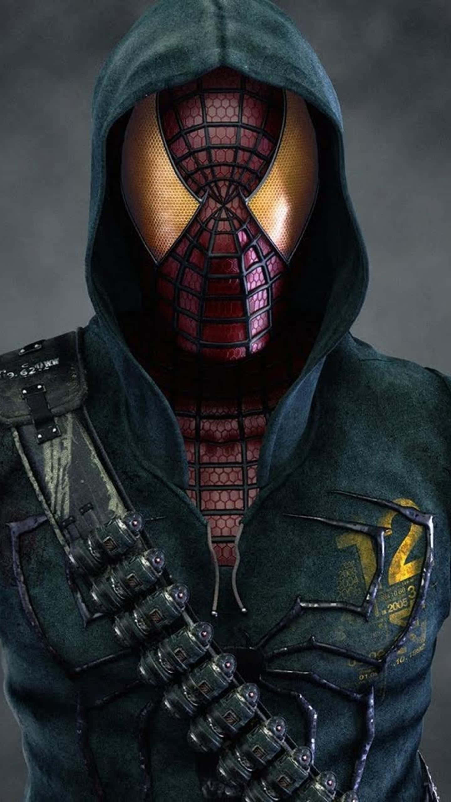 Best Spider Man 桌布 壁紙 — 一個戴著連帽的蜘蛛人，身穿深色戰術服，戴著發光的紅金色面具，站在煙霧瀰漫的灰色背景前。