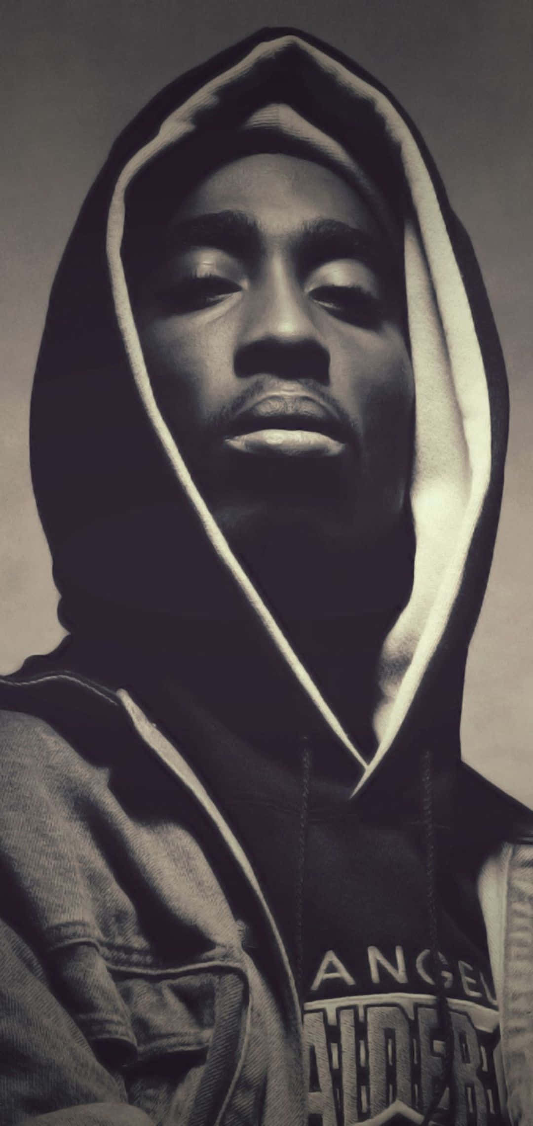 Tupac iPhone 桌布 壁紙 — 一個戴著連帽衫、閉上眼睛、表情平靜的男人的黑白肖像。