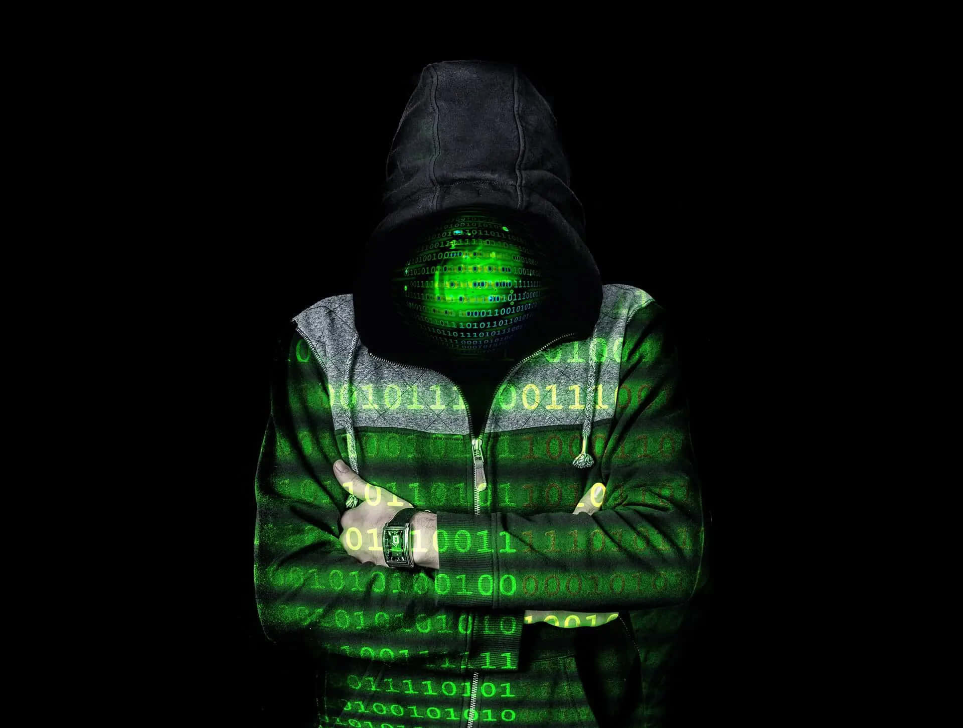 Dark Web 桌布 壁紙 — 一個戴著連帽衫的人物，臉上和帽衫上有發光的綠色二進制代碼，站在黑色背景前。