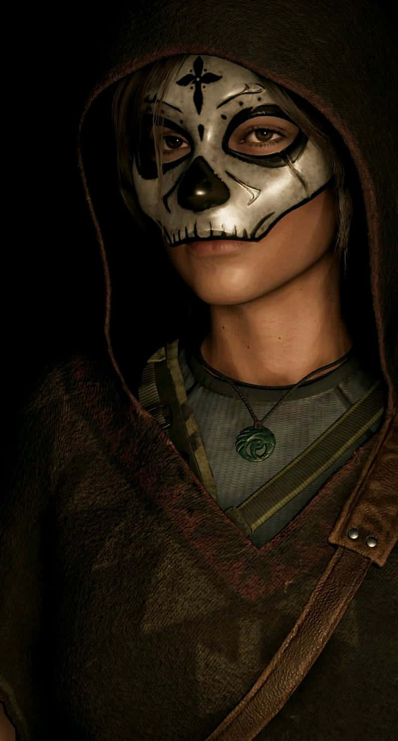 iPhone Xs Rise Of The Tomb Raider 桌布 壁紙 — 一個戴著連帽衫的人物，臉上畫有精細的糖骷髏彩繪，在昏暗的燈光下專注地凝視。