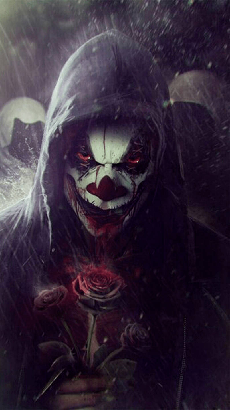 Mask Boy 桌布 壁紙 — 一個戴著連帽衫的可怕小丑，眼睛發出紅光，化著血淋淋的妝容，在黑暗的雨景中手持紅玫瑰。