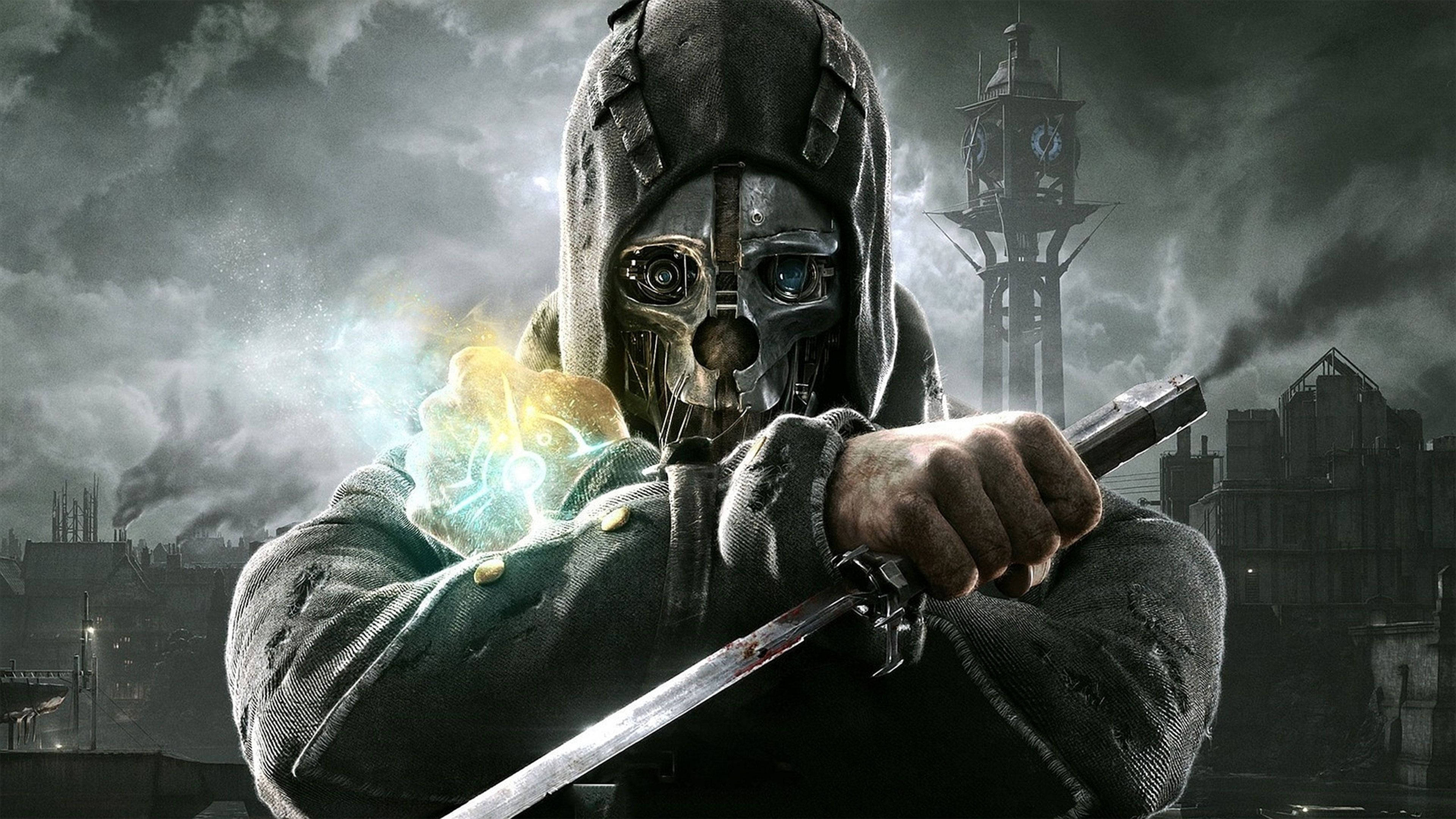 Dishonored 2 桌布 壁紙 — 一個戴著金屬骷髏面具的兜帽戰士，在暴風雨的城市背景下揮舞著發光的劍，背景有一座鐘樓。
