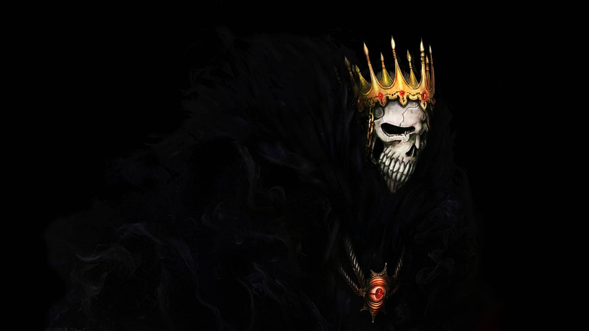 Black King 桌布 壁紙 — 一個戴著金色皇冠的可怕骷髏身影從黑暗中出現，披著黑色斗篷，戴著發光的紅色吊墜。