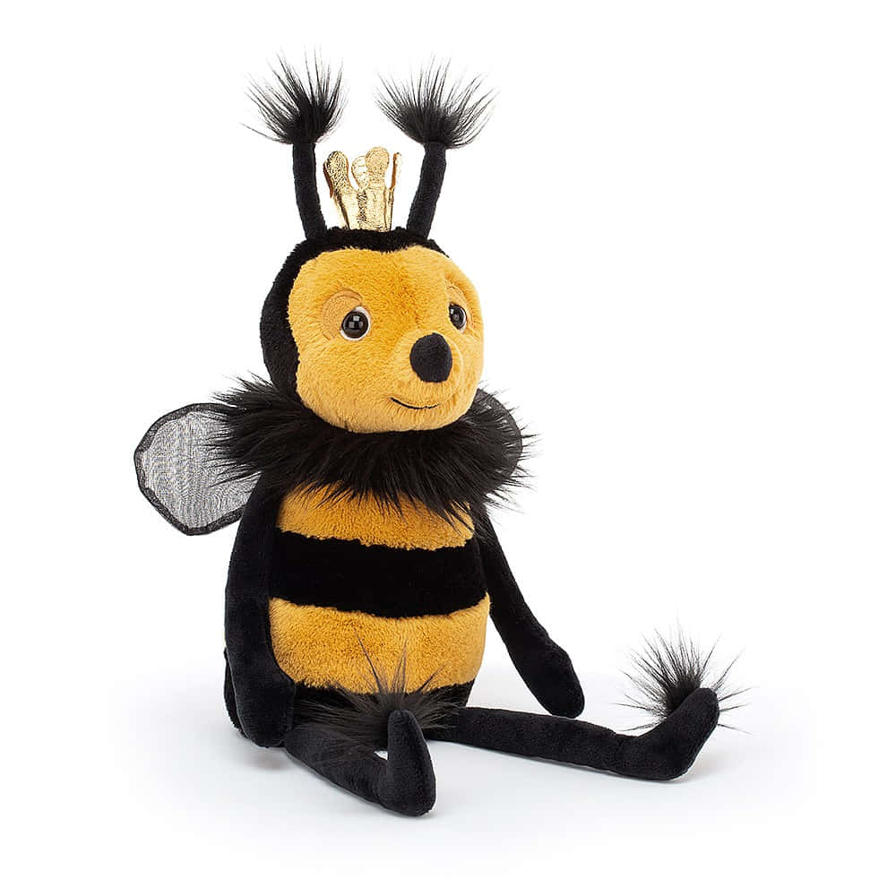 Queen Bee 桌布 壁紙 — 一個戴著金色皇冠的毛絨蜜蜂玩具，坐在白色背景前，有黑色和黃色條紋、毛茸茸的觸角和微笑的臉。