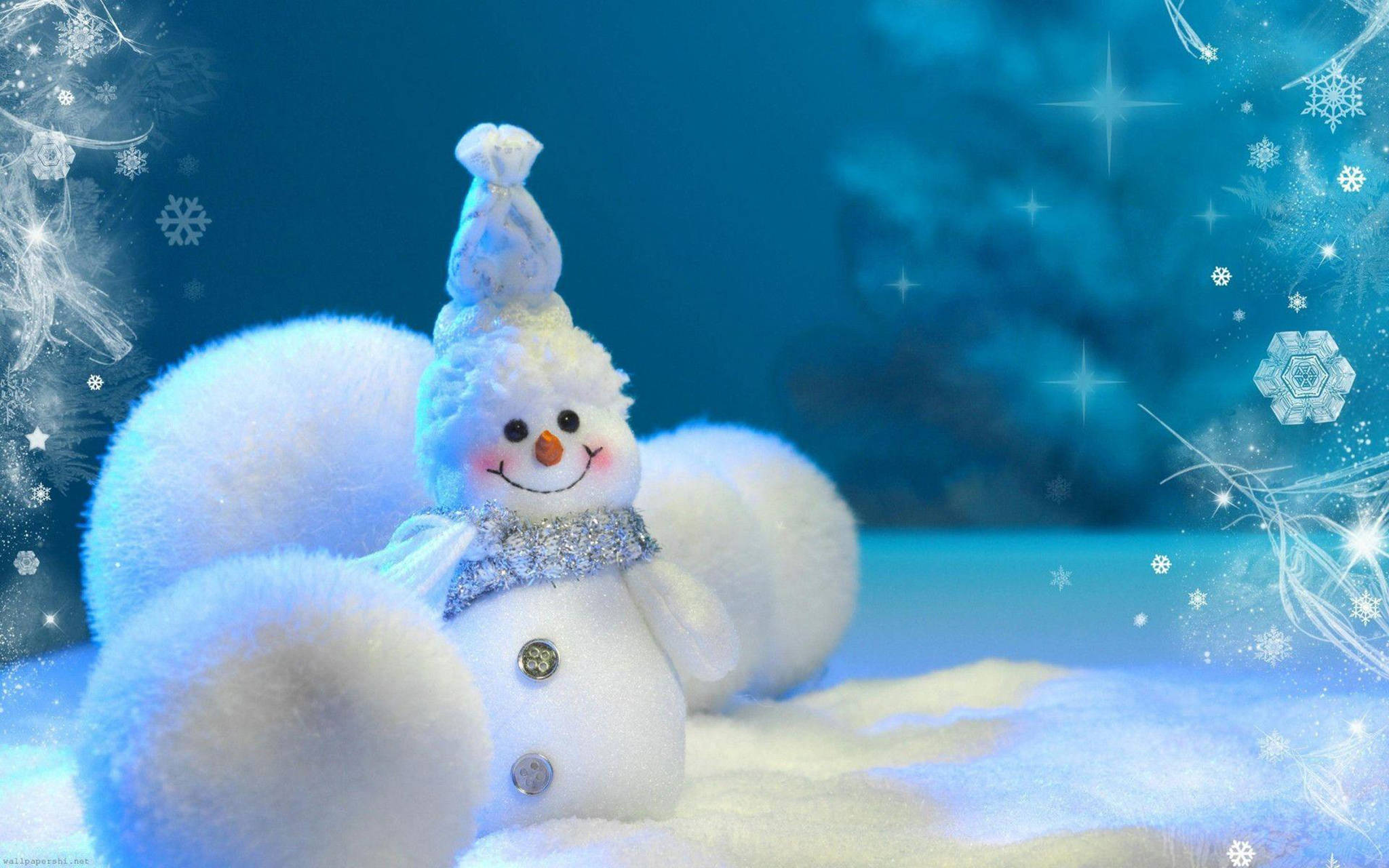 聖誕節桌面 桌布 壁紙 — 一個戴著閃亮圍巾和帽子的快樂雪人坐在雪白的藍色冬日仙境中，閃爍的雪花飄落。