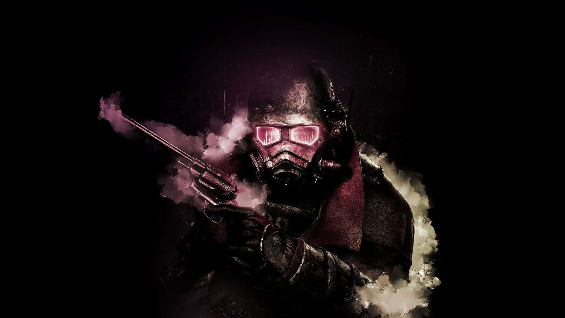 Fallout Nv 桌布 壁紙 — 一個戴著防毒面具、眼睛發出粉紅色光芒、手持冒煙左輪手槍的威脅人物，從黑暗背景中旋轉的煙霧中出現。