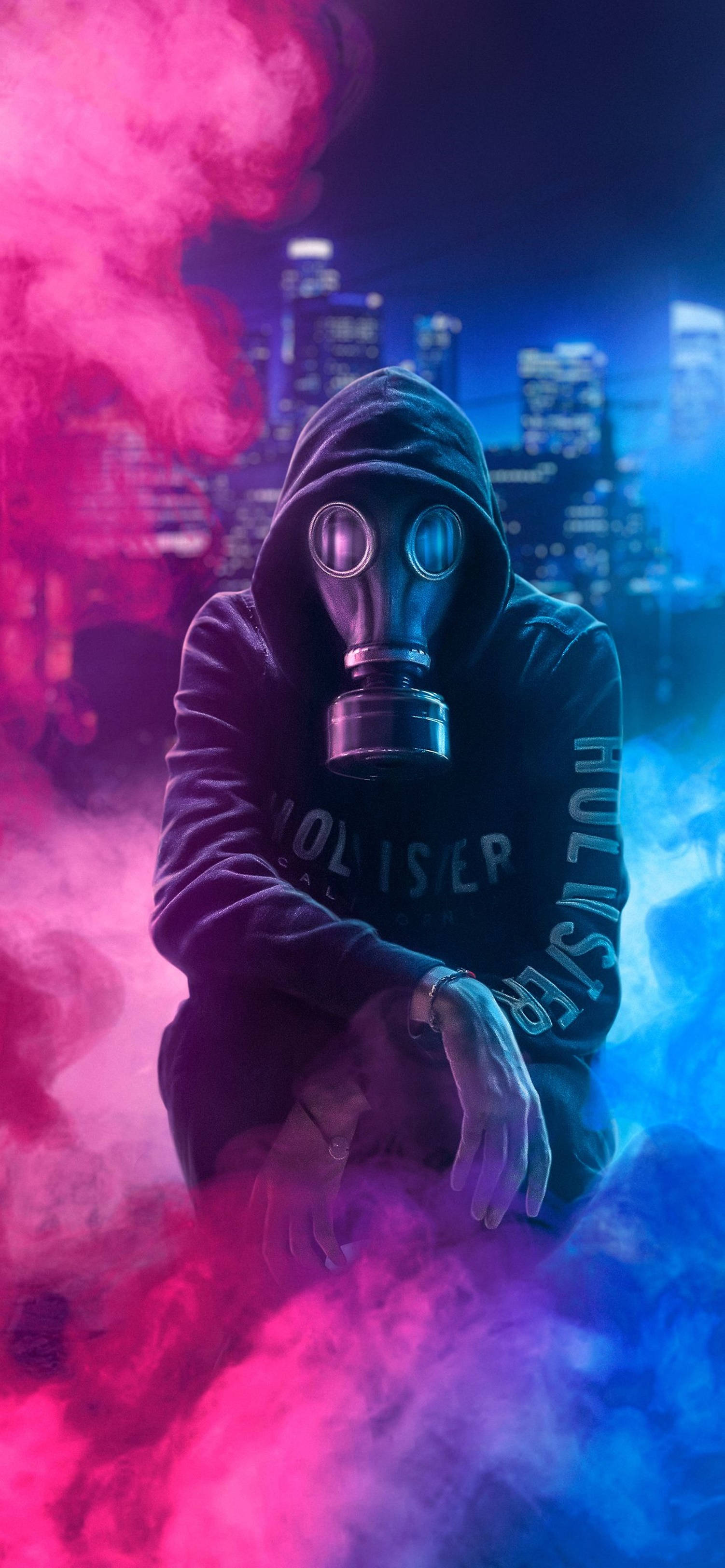 戴著防毒面具和連帽衫的人，在夜晚的城市中被霓虹煙霧包圍。 — 4K 動漫 iPhone 壁紙