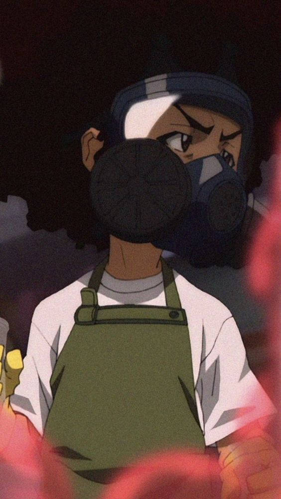 Gas Mask 桌布 壁紙 — 一個戴著防毒面具和綠色圍裙的動漫角色，在黑暗煙霧背景中帶有紅色發光元素，凝視著強烈的目光。
