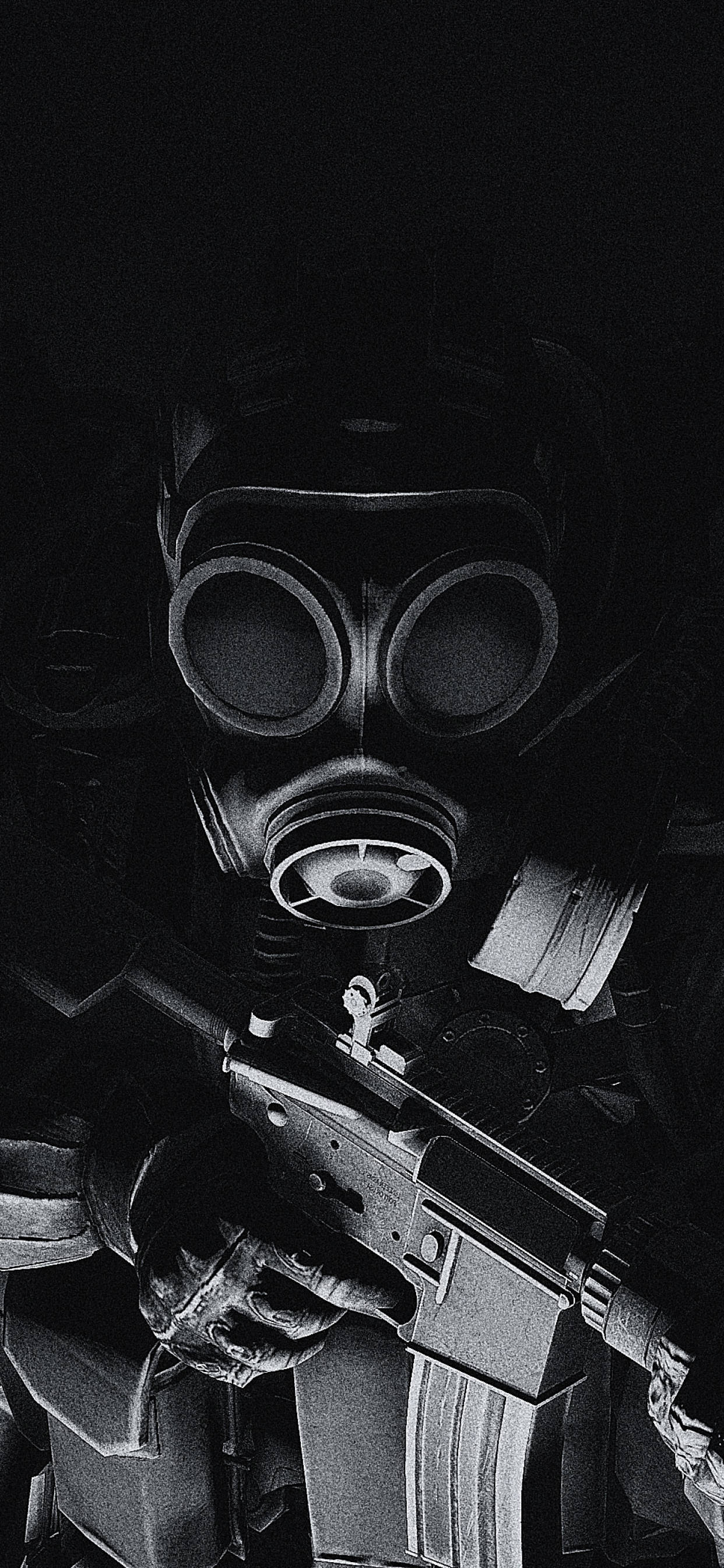 cs go iPhone 桌布 壁紙 — 一個戴著防毒面具的人物，在漆黑背景下緊握步槍，呈現強烈的單色調。