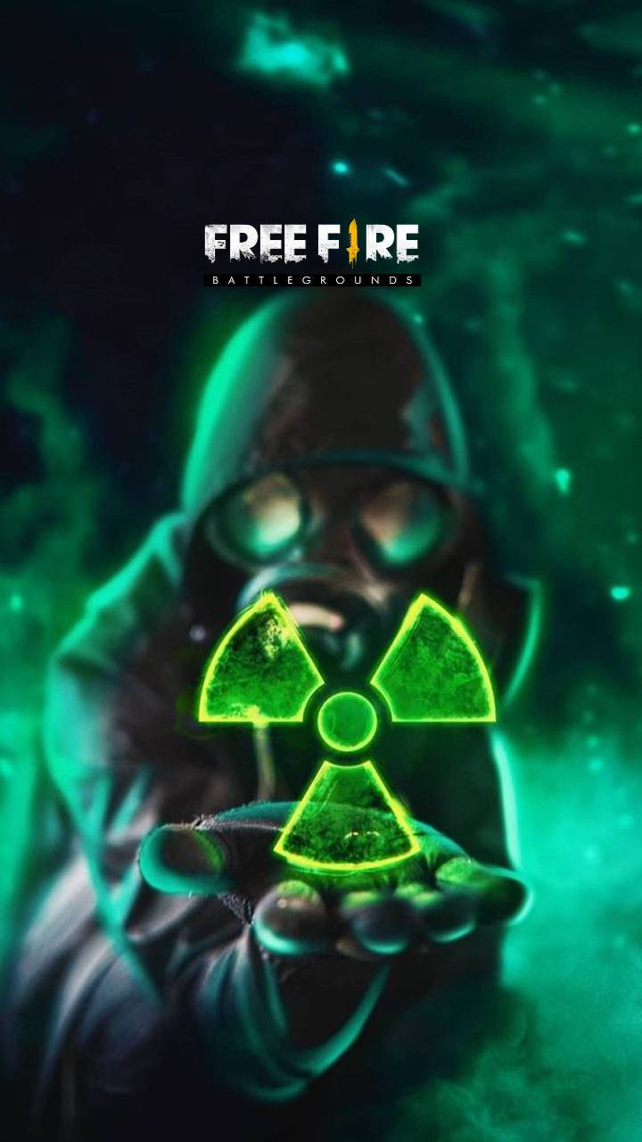 Free Fire 標誌 桌布 壁紙 — 一個戴著防毒面具的兜帽人物，在渾濁的藍綠色背景上手持發光的綠色放射性符號。