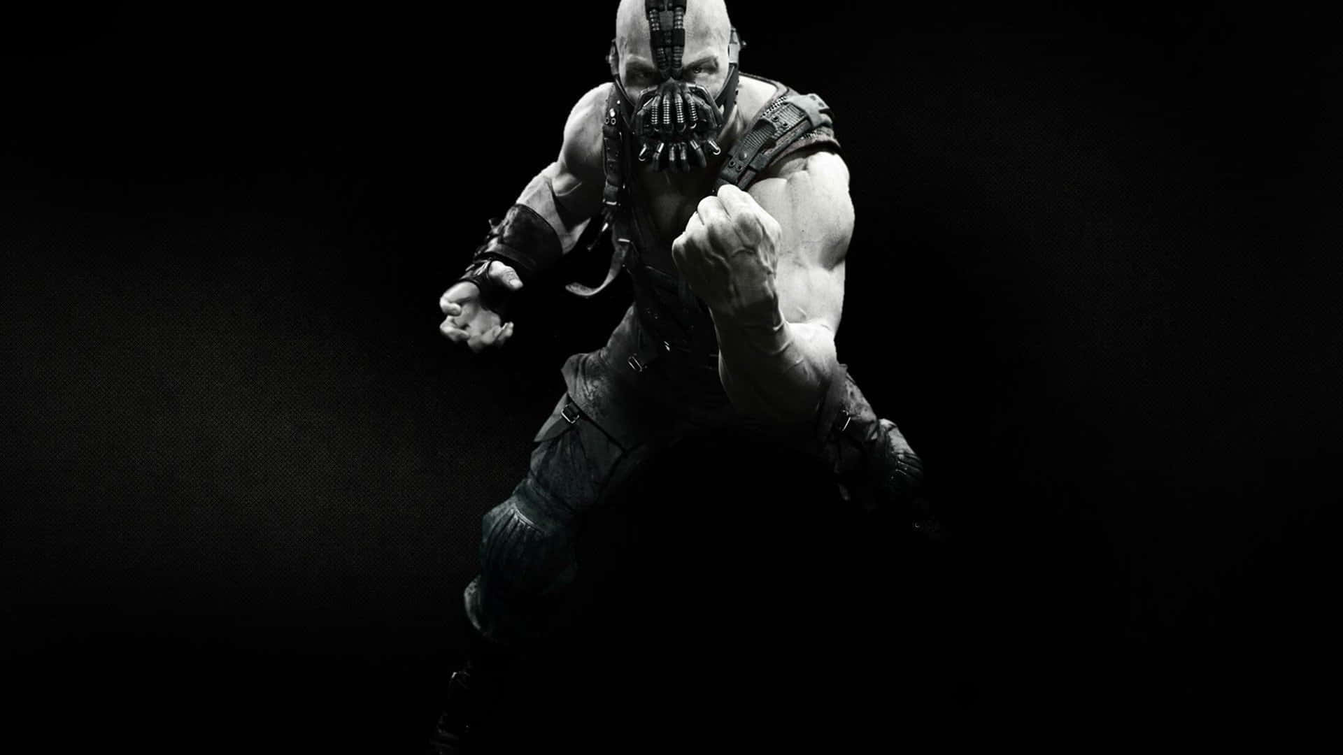 bane 桌布 壁紙 — 一個戴著防毒面具的威脅性蝙蝠俠反派，握緊拳頭向著純黑色背景猛撲向前。