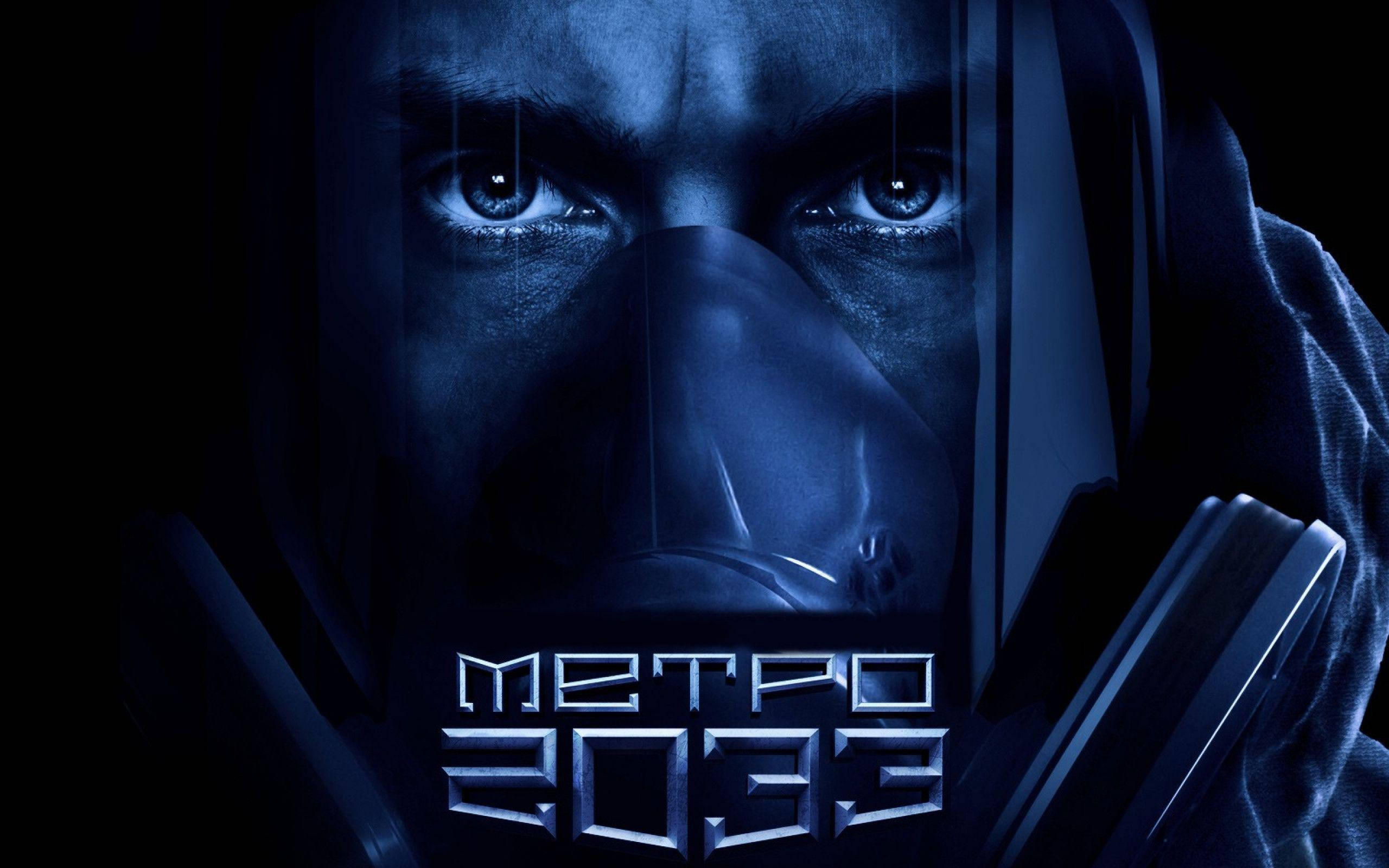 4K Metro 2033 桌布 壁紙 — 一個戴著防毒面具的男人特寫，在黑暗背景下，藍色燈光下眼睛發出強烈光芒。